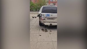 Así han quedado varios vehículos de la Oficina de las Naciones Unidas para la Coordinación de Asuntos Humanitarios tras un ataque con dron ruso