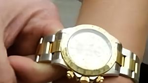 Arconate, l'avvicina con una scusa e le sfila il Rolex che aveva al polso