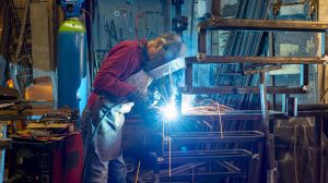 Elettricisti, muratori, saldatori, idraulici e manutentori: i 10 professionisti introvabili nel 2026