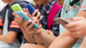 Psicologi e presidi uniti: “Educazione digitale subito nelle scuole contro la dipendenza da social e smartphone”