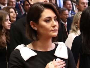 Você cumprimentaria (com beijinhos) o carrasco do seu marido?