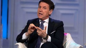 Baci, abbracci e segnali (a destra e sinistra). Il ritorno di Conte alla Camera