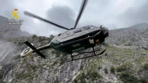 Arriesgado rescate en medio de la niebla de tres montañeros de 21 años, uno de ellos herido, en el corazón los Picos de Europa