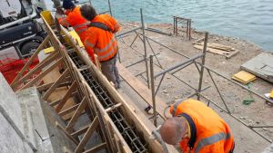 Maxi pontone in acqua a Grado per costruire i piloni del ponte ciclabile