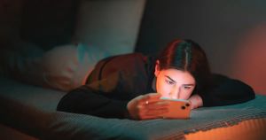Réseaux sociaux : au-delà de l’interdiction, soutenir les parents est impératif