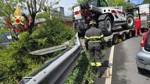 Como, camion della Croce Rossa in biblico contro un guard rail (sopra le case): paura in via Oltrecolle