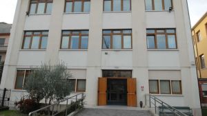Cade dal balcone in hotel, ferito dodicenne del Lido: sospesa la gita scolastica