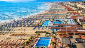 Immobili, in Versilia il mattone è oro: il valore tocca quasi i 5 miliardi, è oltre il 6% del mercato nazionale
