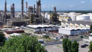 Maxi premio di produzione per gli operai della raffineria Eni a Sannazzaro