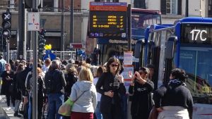 I rincari salgono sugli autobus, aumenti del 30% per il carburante. Prezzi dei biglietti: incubo balzello