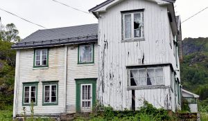 Boligmangel i distriktene, mens gårder står tomme og råtner på rot