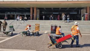 A Venezia la stretta sui portabagagli abusivi a Santa Lucia: accordo con Grandi Stazioni