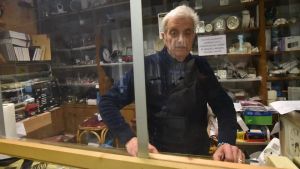 Distraggono il titolare e rubano le collane d’oro alla gioielleria Zanzotto
