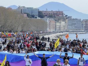 Napoli, marcia anti-violenza: 150 associazioni in piazza. Battaglia: serve un Patto educativo