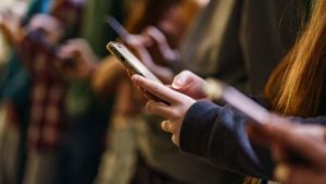Foto hard con l’intelligenza artificiale. A 13 anni denudavano le amichette con un’app, quindici ragazzini nei guai