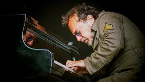 Beatles protagonisti con Fabrizio Grecchi: concerto-omaggio alla fontana di via Benedetto Marcello