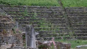Il Teatro romano di Trieste ostaggio di erbacce e rifiuti: il sindaco accusa la Soprintendenza