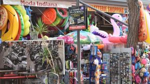 Jesolo, da luglio il nuovo regolamento per il decoro nel commercio: ecco limiti e divieti