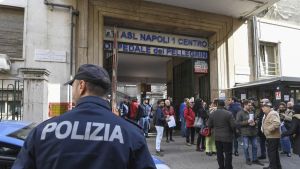 Napoli, si spara ancora: 39enne ferito alle gambe su corso Garibaldi. E si aggrava la vittima dell'agguato di Barra
