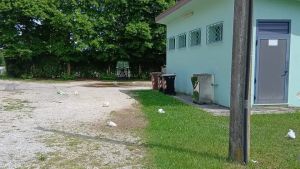 Disseminava i sacchi di rifiuti nell’area del campo sportivo: incastrato dalle fototrappole