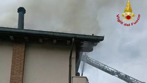 Prende fuoco il tetto di una casa a Pasiano di Pordenone