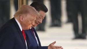 La visita de Trump a Pekín deja más fanfarria y buenas intenciones que acuerdos