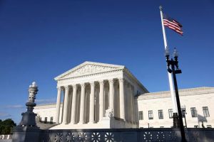 Droit à l’IVG : aux États-Unis, la Cour suprême maintient temporairement l’accès par correspondance à la pilule abortive