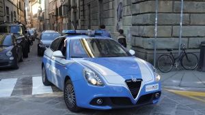 Minaccia un lavoratore con tronchesi e coltello per rubargli la bici: arrestato