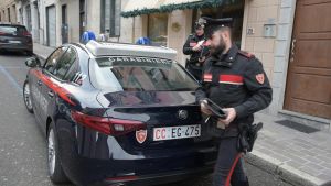 Pavia, smartphone da mille euro rubato e subito venduto a 15 euro: 3 denunciati per ricettazione
