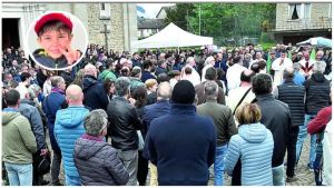 Bimbo travolto dal muletto guidato dal padre, al funerale la ninna nanna della mamma