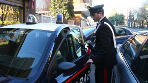 Scaldasole, uomo aggredisce la moglie con il coltello: il figlio 18enne lo disarma e lo fa arrestare