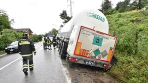 Susegana, cisterna di azoto esce di strada: traffico a senso unico alternato
