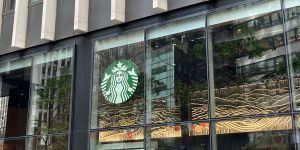 Starbucks snijdt in de kosten
