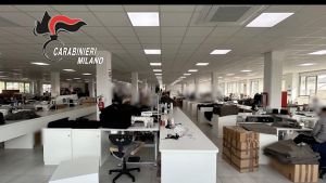 Caporalato a Pero, sospesa l’attività in un'azienda tessile: denunciati i due titolari