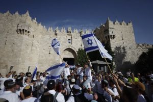 « Mort aux Arabes », « que votre village brûle » : violences et déferlement de haine lors d’un défilé nationaliste israélien anti-Palestinien à Jérusalem-Est