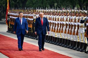 Trump verlaat Peking met weinig successen maar warme woorden voor Xi