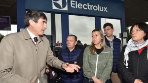 Electrolux Susegana, Fratoianni attacca il governo dallo stabilimento: «Via il piano di licenziamenti»