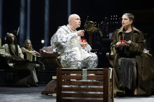 «Гамлет»-2026 в МХТ: Юра Борисов в фольге и с пилой