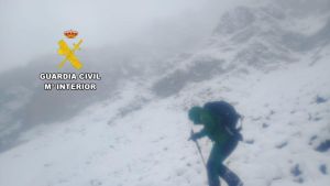 Búsqueda sin éxito del montañero inglés perdido en los Picos de Europa: el viento, la niebla y la nieve impiden la entrada de los medios aéreos