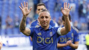 Un tifo de adiós pospuesto y una petición al capitán: así se prepara el Tartiere para pedirle a Cazorla un último baile