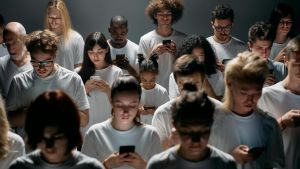 «Social e smartphone fanno andare male i ragazzi a scuola»
