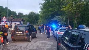 Valbelluna: Spari al posto di blocco, inseguimento a folle velocità, poi lo schianto. Arrestato ladro d’auto