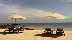 Quanto costa una giornata al mare in Toscana, prezzi e listini 2026: ombrellone caro? Il vero salasso è un altro