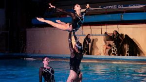 Nuoto artistico, teatro e classicità: Eumenidi nel fascino della piscina
