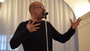 Vom kaputten Bett der Droste bis zur schwäbischen Liebe: Poetry Slam lässt Renaissancesaal beben