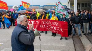 Vertenza Electrolux, il ministro Urso: «Per l’azienda serve un piano senza esuberi»
