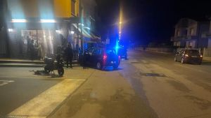 Incidente nella notte a Cordenons, scontro tra auto e scooter: ragazzo di 15 anni sbalzato a terra