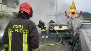 Camper in fiamme a Trieste, l’incendio coinvolge anche auto in sosta