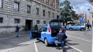 Monza, dipendenti comunali presi in ostaggio in municipio da 3 detenuti evasi: la maxi-esercitazione della Polizia