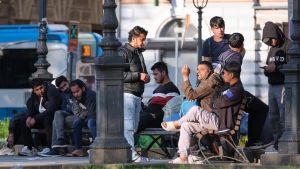 Alunni di Marostica distribuiscono i pasti ai migranti di Trieste: così il caso diventa nazionale